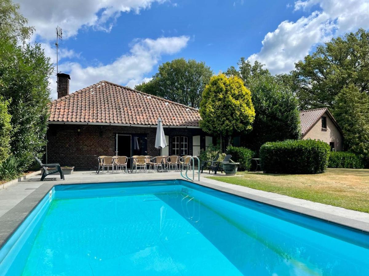 Magnificent Farmhouse In Sint Joost Exteriör bild